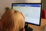 "Lubię na... biurku, krześle, dywanie": O co chodzi w akcji na Facebooku?