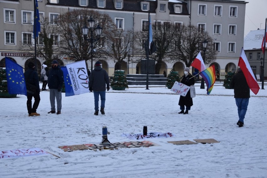 Strajk kobiet w Wejherowie. Uczestnicy zebrali się na placu Wejhera| ZDJĘCIA
