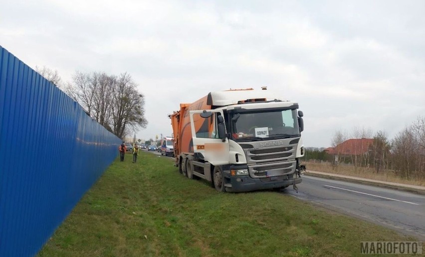 Zderzenie osobówki ze śmieciarką w Steblowie koło Krapkowic. Są utrudnienia ruchu na DW 409