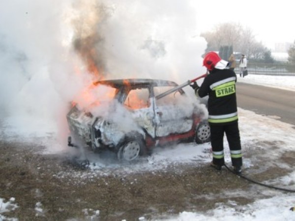 Fiat 126p uległ całkowitemu spaleniu