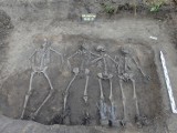 Mroczna tajemnica z okresu wojny. W ogrodzie odkopano grób żołnierzy. Znaleziono ludzkie szczątki, ale nie tylko 