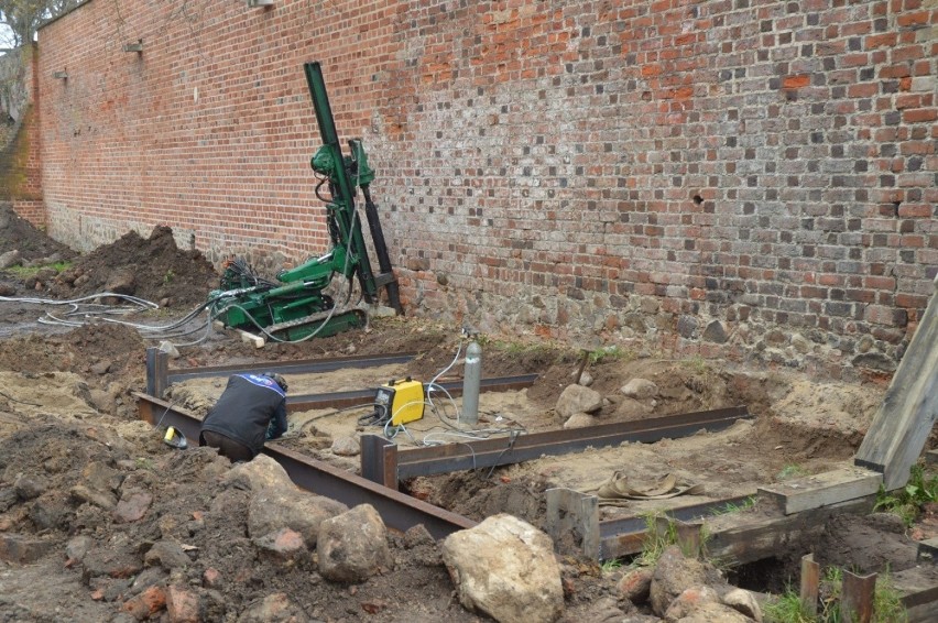 Gmina Łagów przystąpiła do pierwszego etapu remontu zagrożonego katastrofą naroża murów obronnych zamku Joannitów 