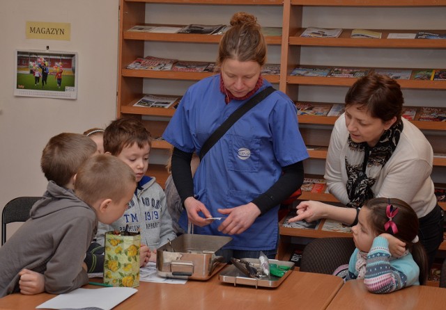 Ferie w szamotulskiej bibliotece - dzieci spotkały się z przedstawicielami rozmaitych zawodów