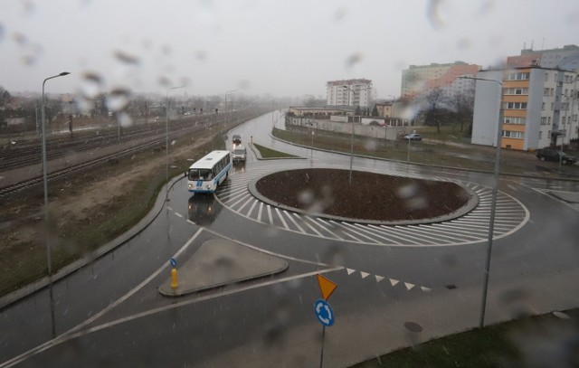 Z ronda pod wiaduktem możemy jechać w ulicę Szklaną, albo do Żeromskiego. Za cztery lata wjedziemy na nową trasę N-S.