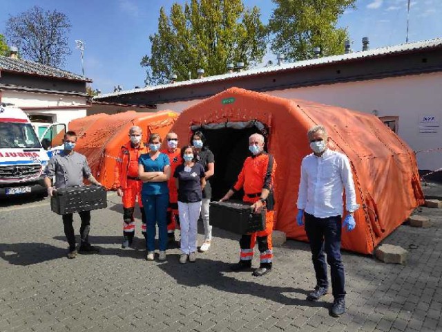 Ośrodek Temar dostarcza darmowe posiłki dla ratowników Zachodniego Centrum Medycznego.