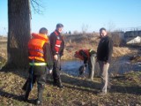 Ratują nie tylko życie, ale i środowisko. Strażacy z OSP sprzątali brzegi rzeki Drzewiczki