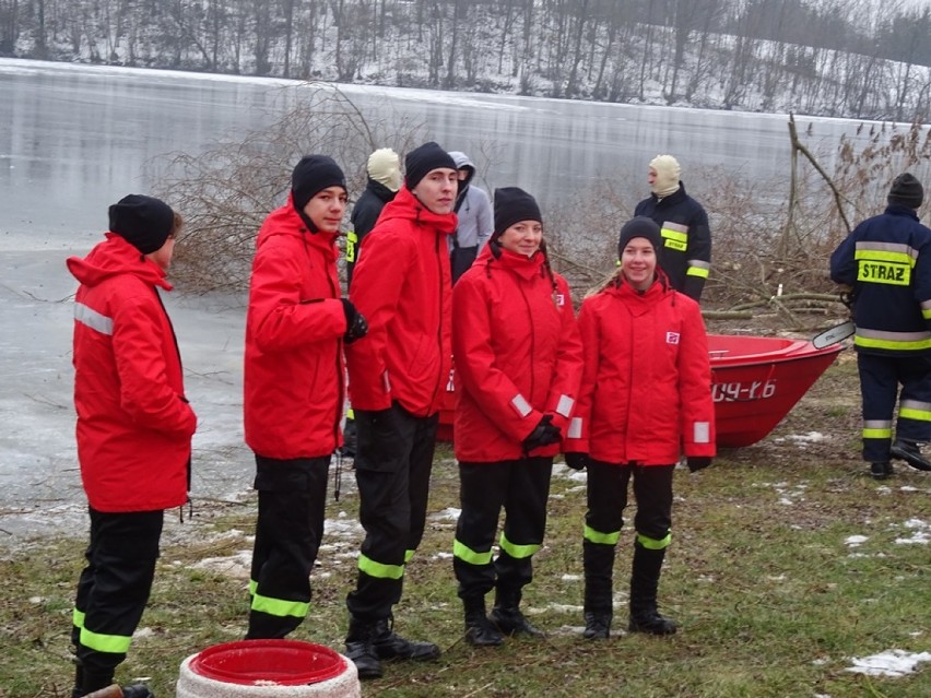 Strażacy z powiatu ćwiczyli nad jeziorem w Lutomiu