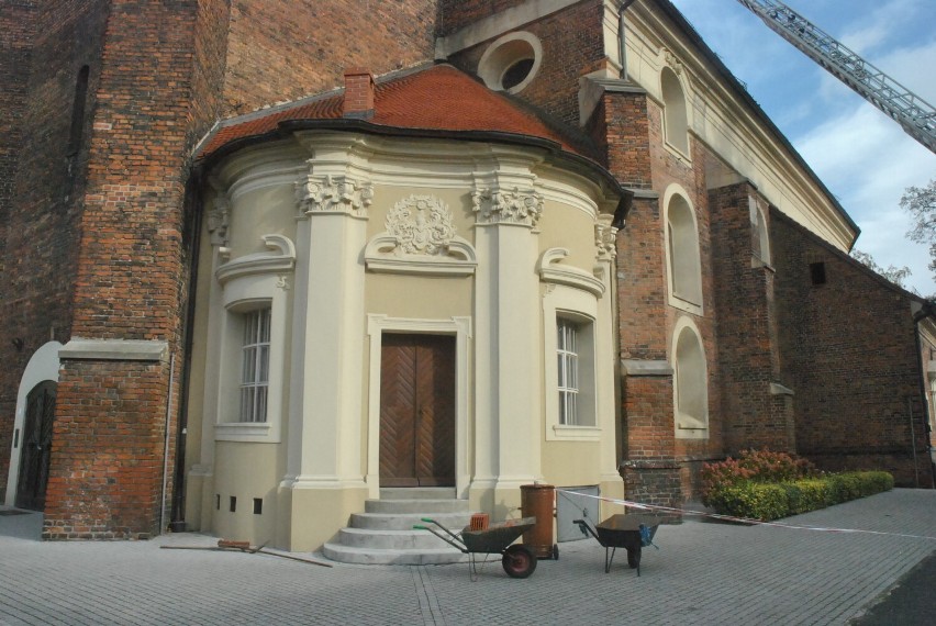 LESZNO. Kaplica Wojciecha Gruszczyńskiego przy kościele św. Jana Chrzciciela to wyjątkowy, choć niepozorny zabytek [ZDJĘCIA]