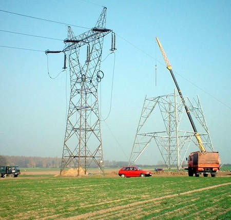Linie energetyczne są modernizowane, a wymagania odbiorców rosną - Fot. R. Domżał