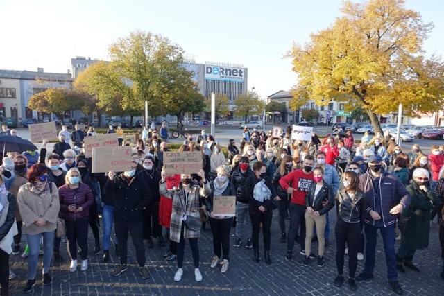 Protest kobiet w Łasku. Łaskowianie przespacerowali się w niedzielę po mieście pod biuro PiS