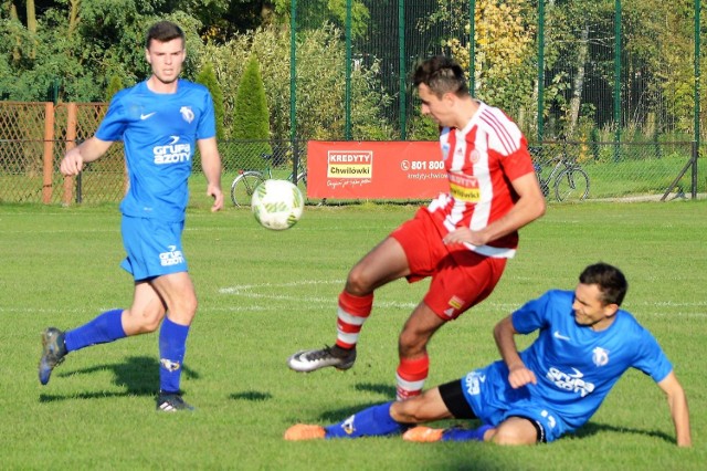 Tarnowianie (niebieskie stroje), jesienią przegrali w Oświęcimiu 0:3, ale teraz podejmą zupełnie inny, bo naszpikowany juniorami zespół Soły.