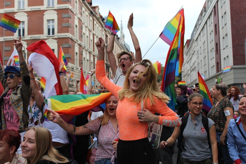 Katowice: Marsz Równości 2019 - było kolorowo i bezpiecznie [ZDJĘCIA]. Tysiące osób przeszło ulicami miasta w tęczowym pochodzie