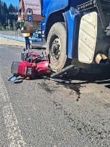 Poronin. Poważny wypadek przed urzędem gminy. Motocyklista potrącony przez ciężarówkę