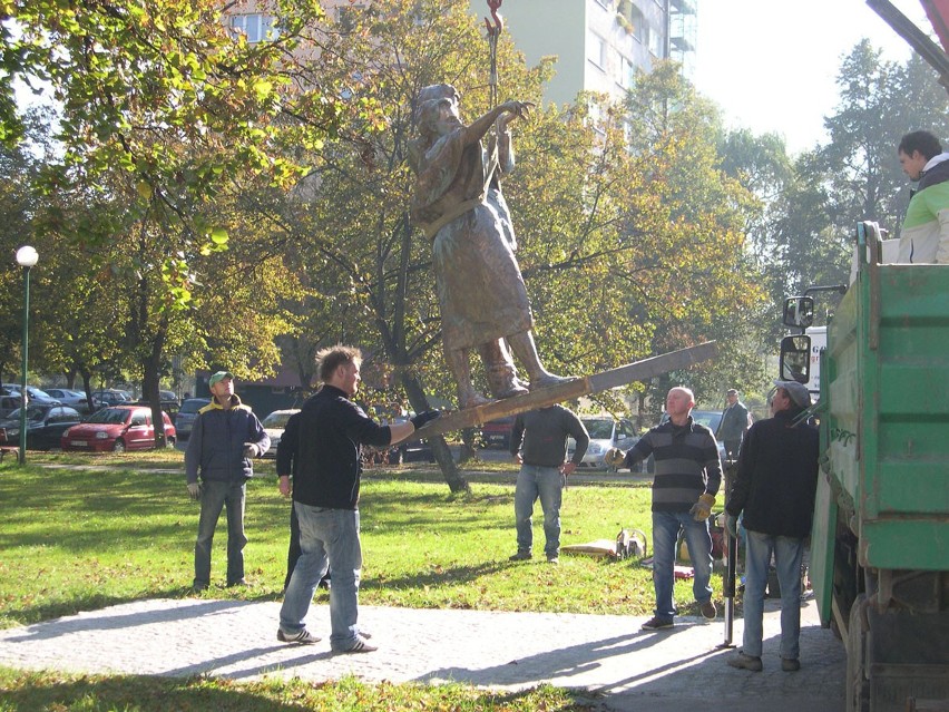 Montaż rzeźby Hanny i Kazimierza Wejchertów w Tychach