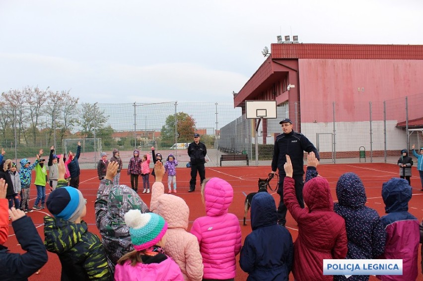 Legnica: Spotkanie dzieci z policjantami i psem tropiącym [ZDJĘCIA]