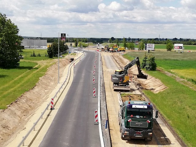 Dzięki obwodnicy o długości 6,3 km, ruch tranzytowy od Gliwic w stronę Olesna i na odwrót, zostanie wyprowadzony z centrum Dobrodzienia. Nowa droga zostanie też połączona z oddaną w listopadzie do użytku obwodnicą Myśliny w ciągu drogi krajowej nr 46 pomiędzy Opolem a Częstochową (na zdjęciu postęp prac związanych z przebudową ronda obok Dobroteki).