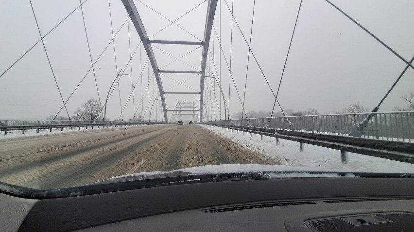 Nowy Sącz/Sądecczyzna. Ciężkie warunki na drogach, jest ślisko. Na szczęście nie przekłada się to na wypadki [ZDJĘCIA]