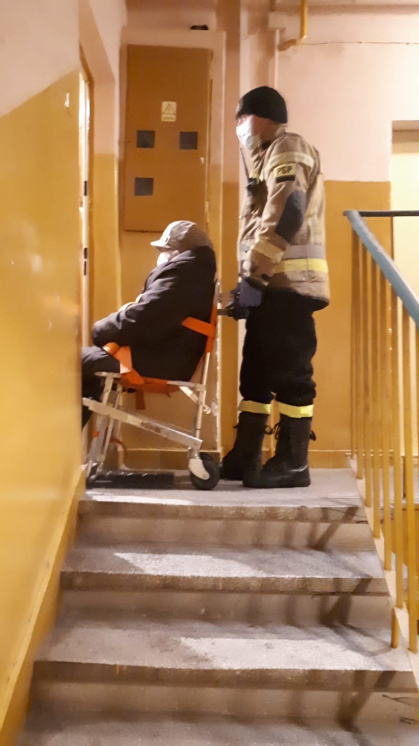 Strażacy pomagają darłowskim seniorom w dotarciu do punktu szczepień 