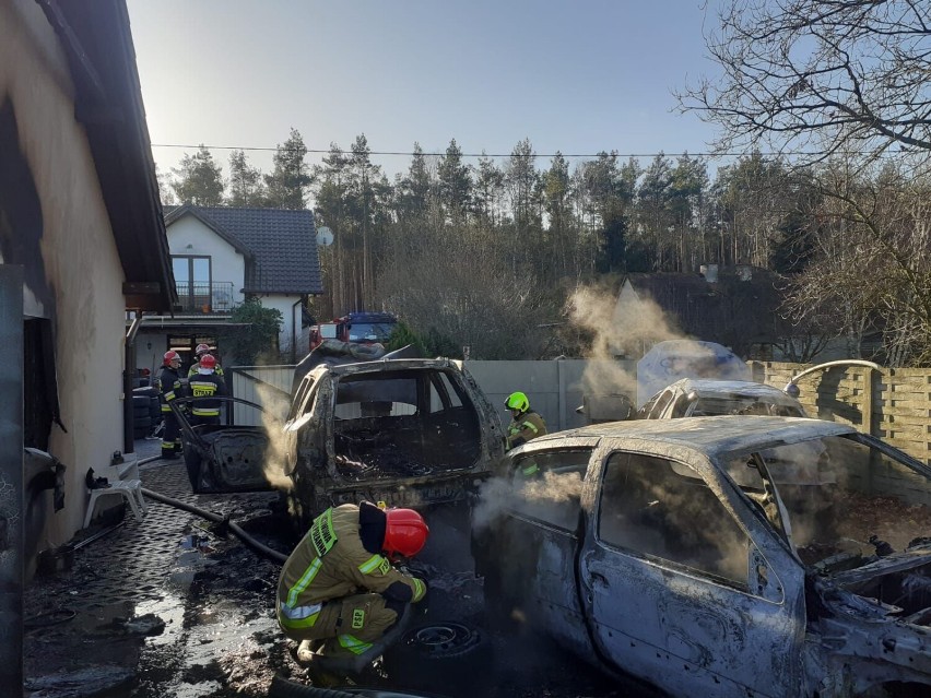 Pożar zabudowań gospodarczych. Spaleniu uległy samochody osobowe przeznaczone do rozbiórki