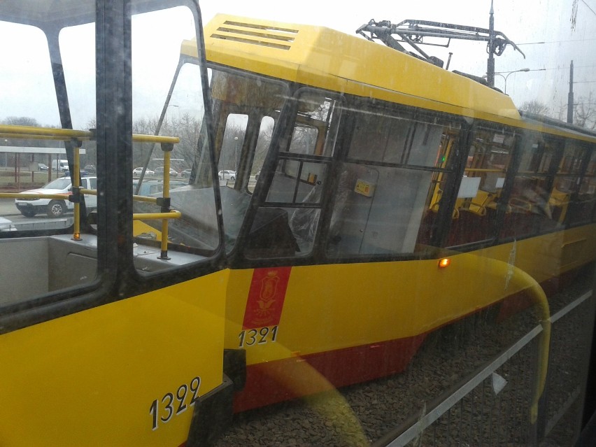 Wykolejenie tramwaju na Bródnie. Są utrudnienia [ZDJĘCIA]