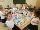 WSCHOWA. Uczniowie ze Szkoły Podstawowej nr 3 tworzą charytatywny, świąteczny łańcuch [ZDJĘCIA]