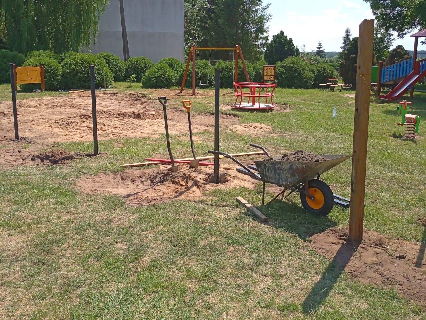 Niebawem zakończy się modernizacja ogrodzenia placu zabaw w Jabłkowie. Prace jednak dotyczą całego terenu dla dzieci