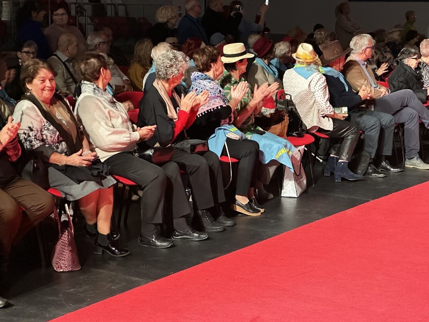 Pokaz mody seniorów w Gnieźnie. Szyk i elegancja nie mają metryki