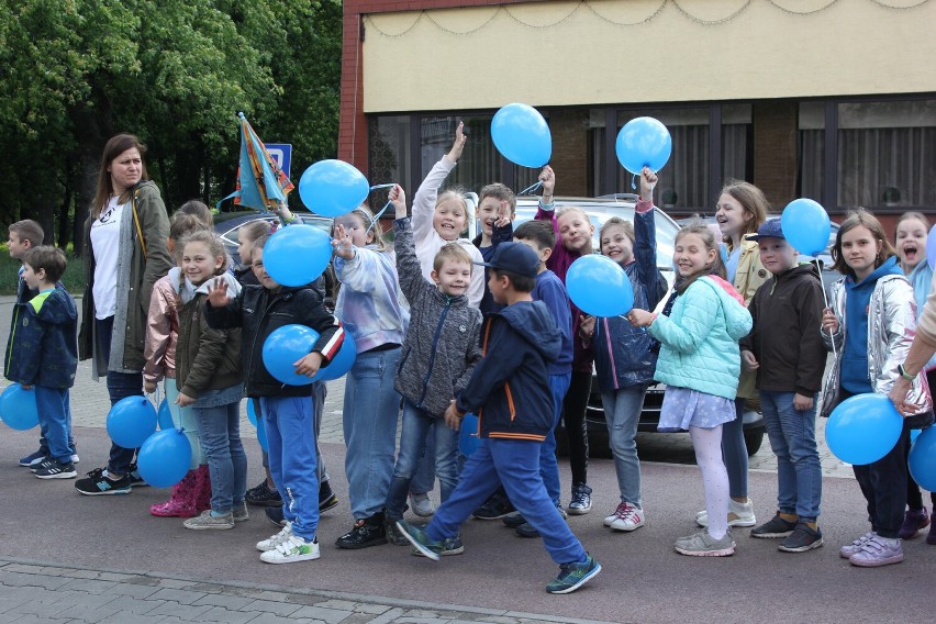 Błękitny Marsz w Sosnowcu. Ulicami miasta przeszedł korowód uczniów. Akcja ma na celu zwiększenie świadomości o autyzmie 