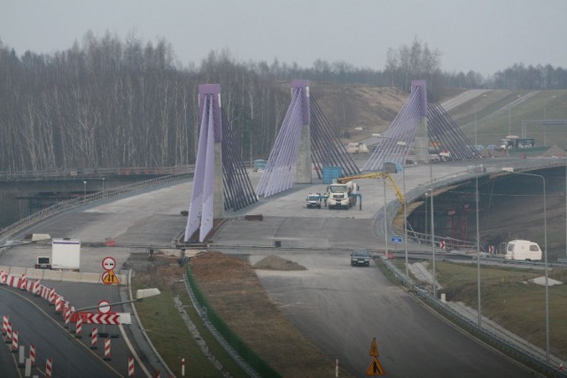 Most na A1 w Mszanie
Firma Intercor musiała poprawić kilka błędów pozostawionych po poprzednim wykonawcy. Obiekt ma być przejezdny w II kwartale 2014 roku.

Czytaj więcej. Most w Mszanie na A1: Intercor już prawie naprawił błędy po Alpine [NAJNOWSZE ZDJĘCIA]