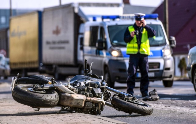 - W przypadku nawet najdrobniejszej kolizji motocykla i samochodu, motocyklista ma 
najmniejsze szanse na przeżycie albo wyjścia z wypadku bez obrażeń - apelują policjanci