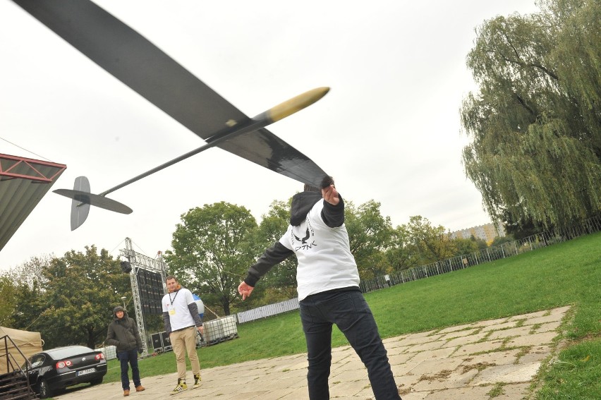 Drony nad bulwarami. Rzeszowianie bawili się podczas Dron Show