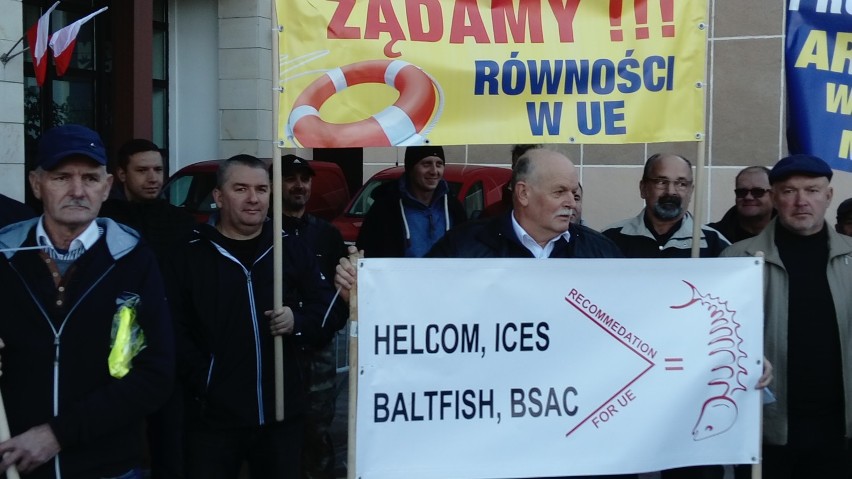 Protest rybaków w Gdyni. Ostrzegają, że Unia Europejska doprowadzi ich do bankructwa [zdjęcia]