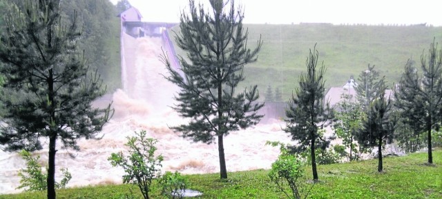 Podczas powodzi ze zbiornika w Klimkówce dokonano zrzutów wody. Czy to przyczyniło się do zalania kilku miejscowości?