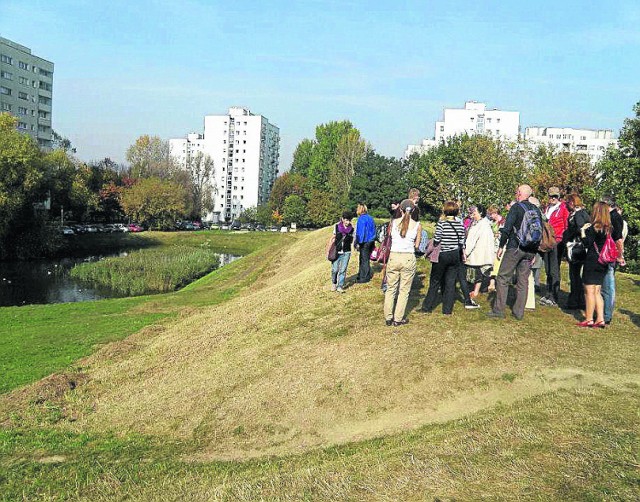 Spacer po Bielanach. Dwa odmienne, ale podobne światy. Poznaj je

Pierwszy to Wrzeciono – osiedle skupione wokół hutniczych kominów. Powstało w szczerym polu i jest egzotyczne przez swój charakterystyczny, miejski folklor. Drugi świat to Wawrzyszew – blokowisko sięgające historią XV wieku. Z zabytkami zagubionymi pomiędzy olbrzymimi blokami. Wszystkie z nich przeglądają się w magicznych jeziorach – Stawach Brustmana. Poznaj tę historię!