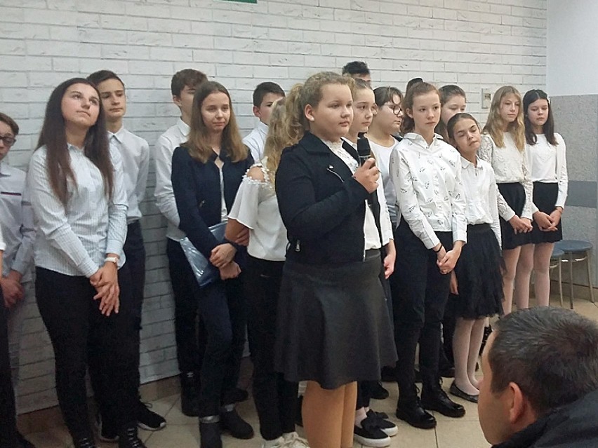 Uczniowie SP w Piątku zaśpiewali dla podopiecznych DPS w Karsznicach