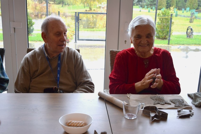 Spotkanie pełne uśmiechów. Uczniowie PZKS w Wejherowie poznali swoich „wirtualnych dziadków” z Domu Seniora „Nad Stawem” w Janowie