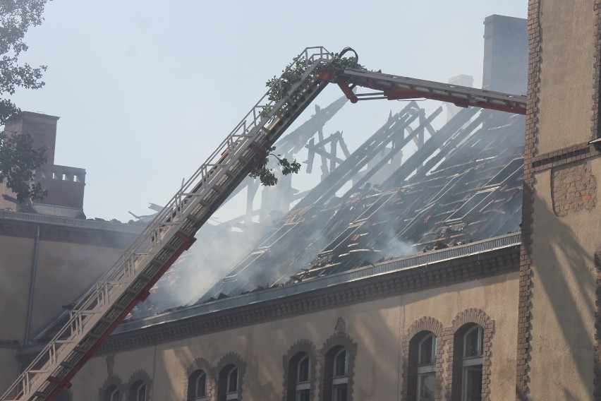 Dogaszanie pożaru w budynku byłej jednostki wojskowej w Krotoszynie [ZDJĘCIA + FILM]
