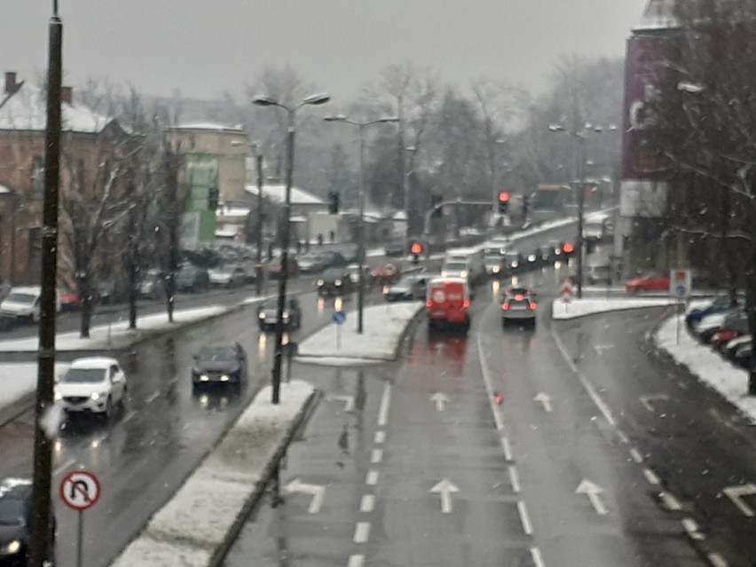 Warunki na drogach w Beskidach są fatalne, dochodzi do dużej ilości kolizji. W Beskidach pada śnieg, tworzą się korki