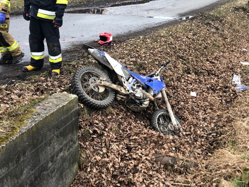 Wypadek z udziałem motocyklisty w miejscowości Mizerów. Młody mężczyzna trafił do szpitala. Na miejscu lądował śmigłowiec LPR