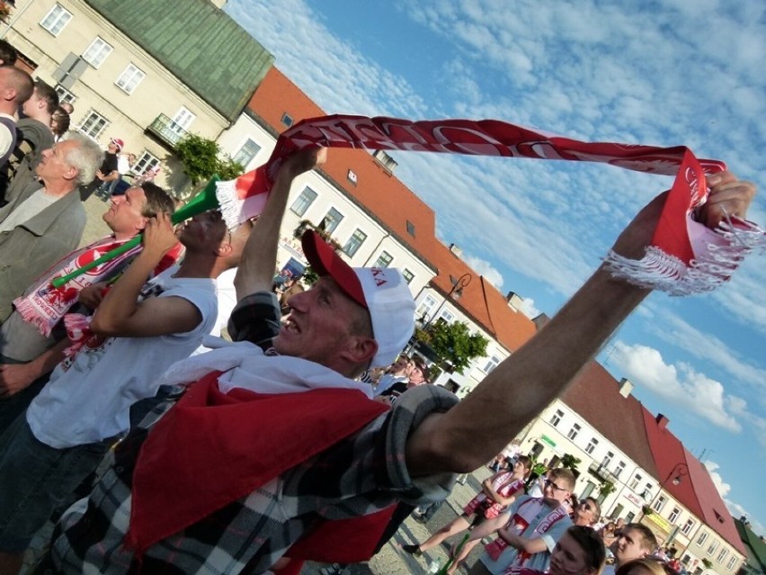 Tak Sieradz dopingował Polaków na Euro 2012 w meczu otwarcia z Grecją. Strefa kibica była urządzona na Rynku. Pamiętacie? ZDJĘCIA
