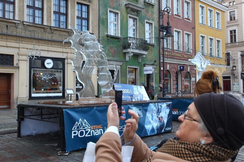 Lodowe rzeźby na Starym Rynku w Poznaniu topnieją