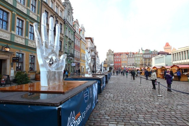 Lodowe rzeźby na Starym Rynku w Poznaniu topnieją