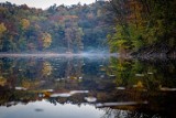 Jezioro Szmaragdowe jesienią. Piękne i urokliwe miejsce na jesienne spacery [ZDJĘCIE]