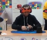 Młody Polak mistrzem świata w układaniu kostki Rubika. Bez patrzenia na nią [wideo]