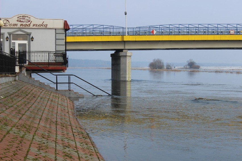 Warta niebezpiecznie wzbiera.