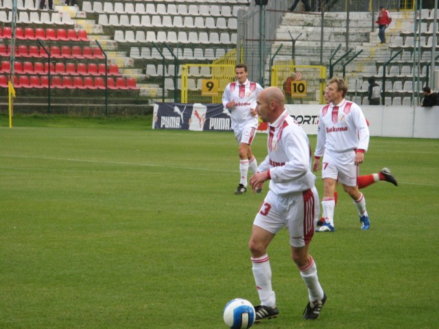 Piłkę prowadzi pomocnik Widzewa 1996, Piotr Szarpak