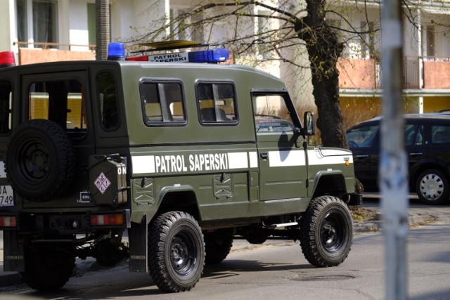 Dziś około godz. 10 mieszkańcy jednego z bloków położonych przy ul. Legionów zostali ewakuowani. Wszystko przez znaleziony na trawie przed blokiem granat. Z Wydziału Ochrony Ludności w Toruniu na miejsce zdarzenia podstawiono autobus, do którego ewakuowano tymczasowo mieszkańców. 

Polecamy: Otwarcie sezonu motocyklowego w Toruniu. Motocykliści wypędzili zimę z miasta! DUŻO ZDJĘĆ