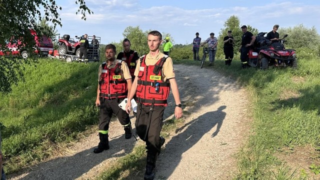 Akcja poszukiwawcza nad brzegiem Dunajca w Łukanowicach, 25.06.2023