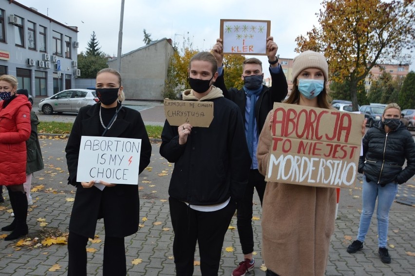 Protest kobiet przed kościołem NSJ w Piotrkowie 25.10.2020....