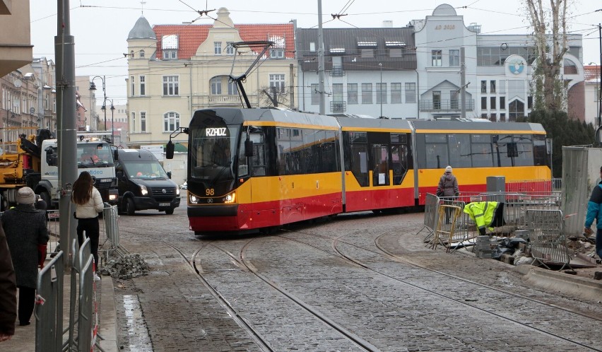 Testowy przejazd tramwaju po zmodernizowanym torowisku w...